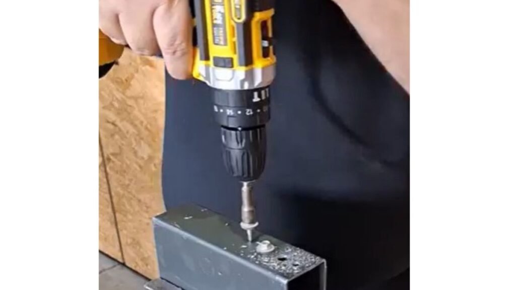 Parafusadeira Furadeira The Black Tools é boa? Esse modelo TB-21PX 2 Baterias Com Maleta 60Hz Amarelo Funciona mesmo? 3 Parafusadeira Furadeira The Black Tools